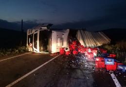 E 58 blocat în zona localității Copălău. Un tir care transporta 24 de tone de bere s-a răsturnat 