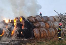 Incendiu violent izbucnit la o stână. Un depozit de furaje a fost cuprins de flăcări