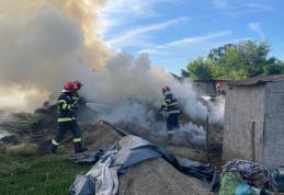 Jocul copiilor cu focul poate genera o tragedie! Incendiu izbucnit la un depozit de furaje