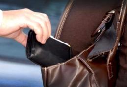 Polițiștii au reținut două persoane pentru furt din genți