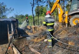 Depozit cuprins de flăcări la Plopenii Mari. Incendiul a fost lichidat de pompieri