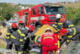 Accident cu victima încarcerată! Două persoane au ajuns la spital în urma impactului dintre două mașini