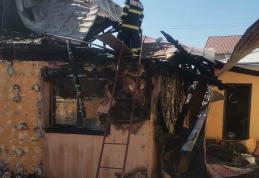 Casă distrusă de flăcări la Tudora