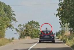 Inconștiență șocantă pe un drum din Botoșani. Un copil a ieșit prin trapa mașinii, în timp ce șoferul își vedea de drum