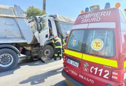 Accident grav între două autocamioane. Un bărbat, în vârstă de 50 ani, a ajuns la spital -FOTO