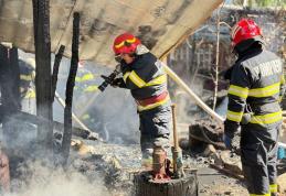 Bucătărie de vară cuprinsă de flăcări din cauza unei țigări lăsată aprinsă