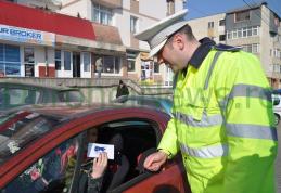 Flori şi felicitări împărţite de agenţii Poliţiei Rutiere Dorohoi