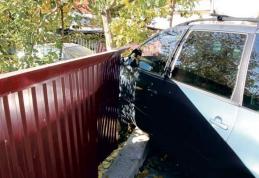 Dosar penal pentru un bărbat fără permis care a intrat cu mașina într-un gard