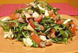 Salată de pui cu rucola, iaurt și usturoi