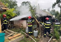 O bătrână a ajuns la spital cu arsuri după ce anexa în care locuia a fost cuprinsă de un incendiu 