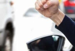 Patru persoane au fost reținute pentru că s-au agresat reciproc în urma unei șicanări în trafic