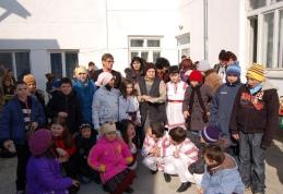 O mângâiere, o floare, un zâmbet pentru cei aflaţi în dificultate