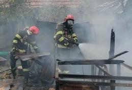 Incendiu violent la Gorbănești: Un foc aprins pentru distrugerea gunoaielor, s-a extins la un depozit de furaje
