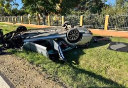 Doi copii și tatăl lor au ajuns la spital după ce mașina în care erau s-a lovit de un cap de pod și s-a răsturnat