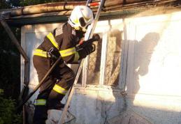 Casa unui botoșănean în pericol după ce a izbucnit un incendiu la acoperiș