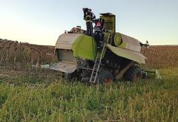 Combină agricolă salvată după ce a luat foc în timp ce treiera