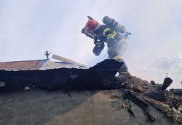 Bunurile dintr-o anexă și acoperișul casei cuprinse de flăcări la Santa Mare