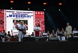 Strălucirea folclorului autentic, adusă pe scena Festivalului „Mugurelul” de Cornelia și Lupu Rednic și Ansamblul „Mărgineanca”