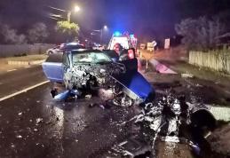 Tânăr ajuns la spital după ce mașina pe care o conducea a lovit un cap de pod