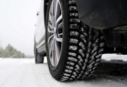Șoferii sunt obligați să-și echipeze maşinile cu anvelope de iarnă. Restricții și avertismente din cauza ninsorilor