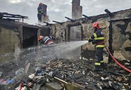 Bătrână găsită carbonizată după ce casa i-a fost cuprinsă de flăcări. Soțul a fost transportat la spital
