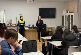 Intâlnire informativ preventivă între poliţiştii botoşăneni şi viitorii asistenţi medicali pe tema prevenirii violenţei în familie