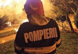 Casă în pericol din cauza unui incendiu izbucnit în interiorul unei anexe