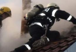 Anexă cuprinsă de flăcări din cauza unui coș de fum neprotejat termic
