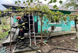 Incendiu la Șendriceni. Bunurile dintr-o locuință au fost cuprinse de flăcări