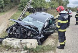 Bărbat ajuns la spital după ce mașina pe care o conducea a lovit un cap de pod