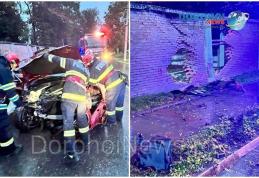 Șoferiță de 18 ani ajunsă la spital după ce a pierdut controlul mașinii și s-a izbit în zidul Stadionului Dorohoi