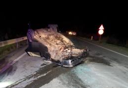 O mașină s-a răsturnat pe cupolă după ce a lovit alt autoturism la Trușești