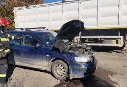 Accident între un autoturism și un camion. Doi pasageri au ajuns la spital