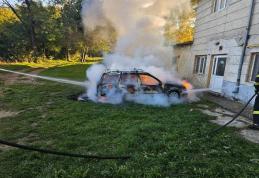 Mașină parcată în curtea unui liceu din Dorohoi cuprinsă de flăcări
