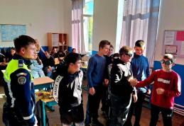Activități de siguranță școlară cu elevii din Mihăileni în cadrul campaniei „Dorințe îndeplinite la vârste potrivite”