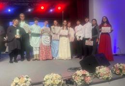 O nouă prestație artistică a Trupei de Teatru „AMICII” recompensată cu TROFEUL FESTIVALULUI!