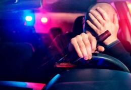 Un șofer care s-a cinstit serios, depistat în trafic cu mașina avariată