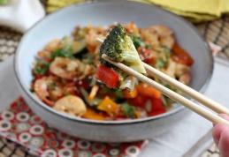 Legume și creveți la wok