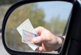 Dosar penal pentru un tânăr care a prezentat un permis de conducere fals