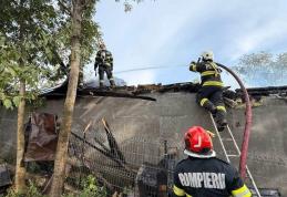 Bucătărie cuprinsă de flăcări. Proprietara casei a suferit un atac de panică