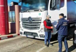 Autocamion fără drept de circulație pe teritoriul României, depistat la Stânca
