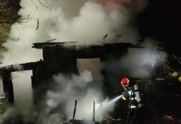 O femeie din comuna Ungureni are nevoie de ajutor după ce casa a fost distrusă de un incendiu