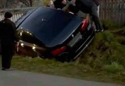 Un șofer din Botoșani s-a răsturnat cu mașina într-un șanț și a fugit. Polițiștii l-au găsit într-un bar. Ce a urmat