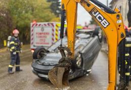 Un bărbat de 30 de ani a ajuns la spital după ce mașina pe care o conducea s-a răsturnat - FOTO