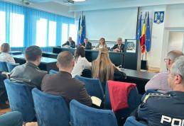 Întâlnire a polițișilor cu reprezentanții D.G.A.S.P.C pentru gestionarea eficientă a intervențiilor în cazurile de violență domestică