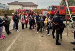 O zi cu pompierii: copiii învață reguli de siguranță și se familiarizează cu intervențiile salvatorilor