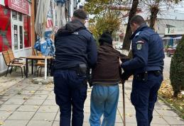 Bărbat căzut pe un trotuar din Darabani ajutat de jandarmi