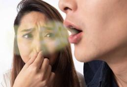 Cum să scapi de respirația urât mirositoare și să-ți recâștigi încrederea