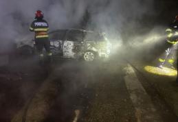 Autoturism parcat într-o gospodărie din Copălău cuprins de flăcări