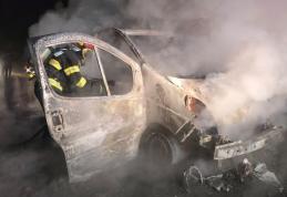 O autoutilitară a luat foc în timp ce se deplasa pe un drum din județ